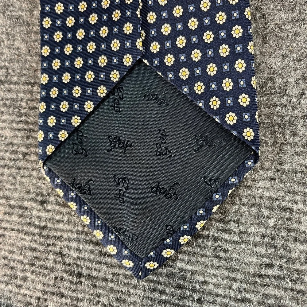Gap Premium 1969 Mens Silk Tie Navy Blue Yellow Floral Daisy Geometric USA Made